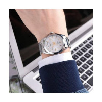 Casio – Fond blanc avec index tirets en doré – des jours et des mois – Étanchéité de 50 mètres – MTP-1370D-7A2VDF