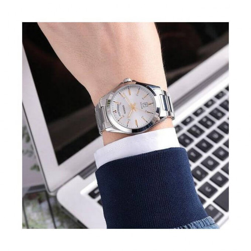 Casio – Fond blanc avec index tirets en doré – des jours et des mois – Étanchéité de 50 mètres – MTP-1370D-7A2VDF Casio – Fond blanc avec index tirets en doré – des jours et des mois – Étanchéité de 50 mètres – MTP-1370D-7A2VDF