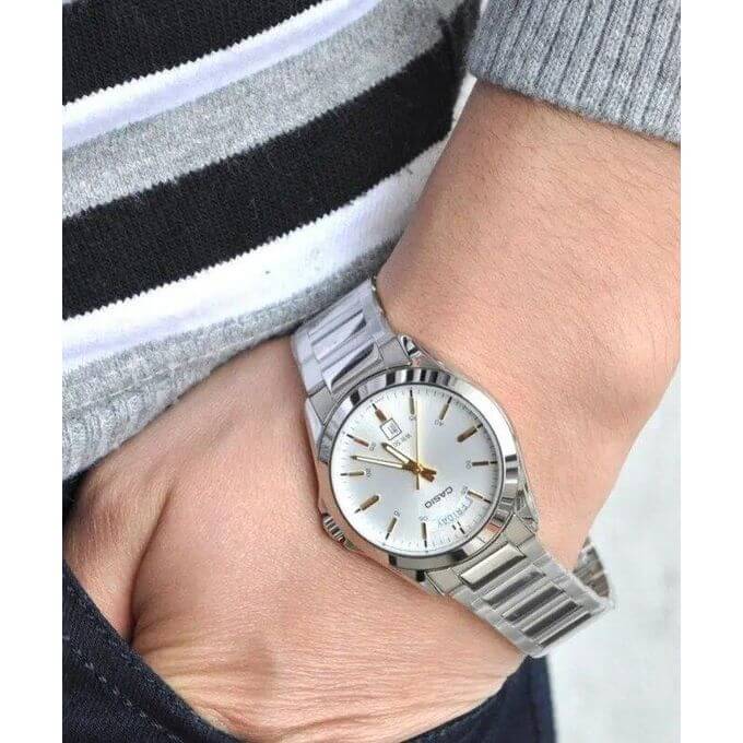 Casio – Fond blanc avec index tirets en doré – des jours et des mois – Étanchéité de 50 mètres – MTP-1370D-7A2VDF