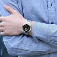 Casio – Fond noir avec index et tiret en bronze. Indicateur de date, jour/mois. Étanchéité de 50 mètres. – MTP-1370D-1A2