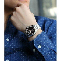 Casio – Fond noir avec index et tiret en bronze. Indicateur de date, jour/mois. Étanchéité de 50 mètres. – MTP-1370D-1A2