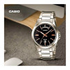 Casio – Fond noir avec index et tiret en bronze. Indicateur de date, jour/mois. Étanchéité de 50 mètres. – MTP-1370D-1A2