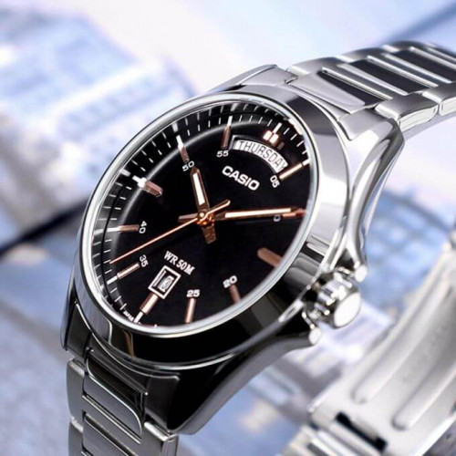 Casio – Fond noir avec index et tiret en bronze. Indicateur de date, jour/mois. Étanchéité de 50 mètres. – MTP-1370D-1A2 Casio – Fond noir avec index et tiret en bronze. Indicateur de date, jour/mois. Étanchéité de 50 mètres. – MTP-1370D-1A2