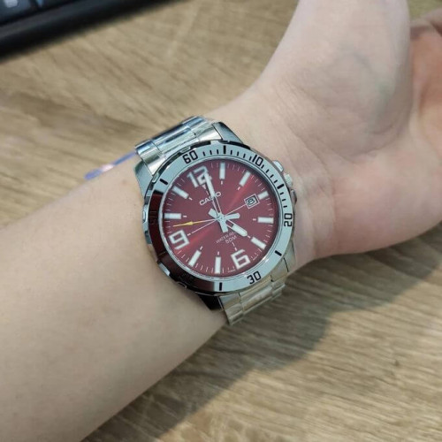 Casio – Fond rouge cramoisi avec dateur pour hommes – Tout en acier inoxydable – MTP-VD01D-4BV Casio – Fond rouge cramoisi avec dateur pour hommes – Tout en acier inoxydable – MTP-VD01D-4BV