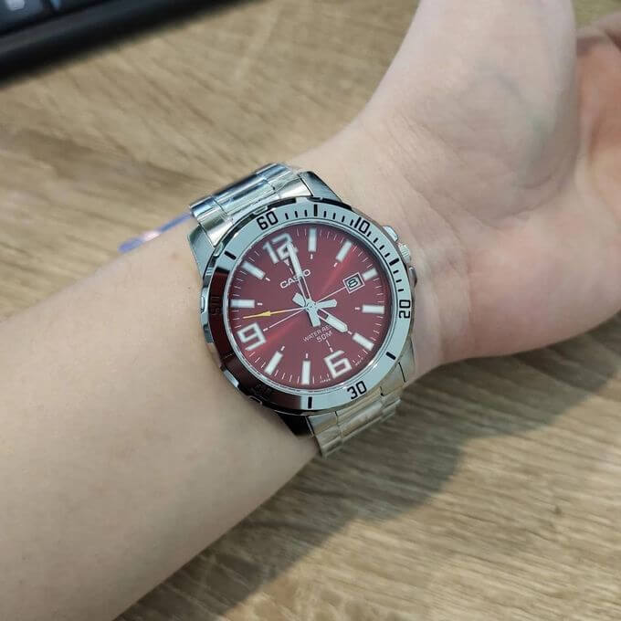 Casio – Fond rouge cramoisi avec dateur pour hommes – Tout en acier inoxydable – MTP-VD01D-4BV