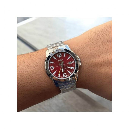 Casio – Fond rouge cramoisi avec dateur pour hommes – Tout en acier inoxydable – MTP-VD01D-4BV Casio – Fond rouge cramoisi avec dateur pour hommes – Tout en acier inoxydable – MTP-VD01D-4BV