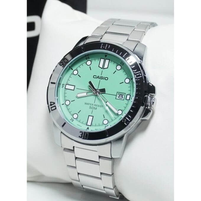 Casio – Montre fond vert-turquoise pour hommes – avec dateur – étanche 50 m – MTP-VD01D-3E1V