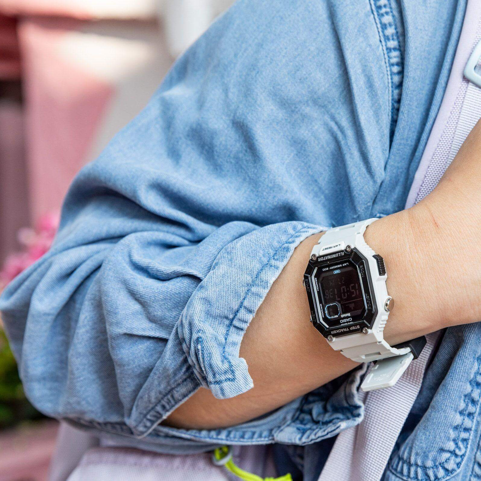 Casio – Montre digitale avec Bluetooth® pairing & affichage du nombre de pas effectués – Bracelet en résine blanc – WS-B1000-8BV