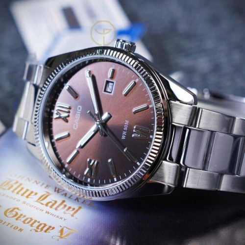 Casio – Montre classique pour hommes – Fond marron avec dateur – Étanche 50 m – MTP-1302DD-5AV Casio – Montre classique pour hommes – Fond marron avec dateur – Étanche 50 m – MTP-1302DD-5AV