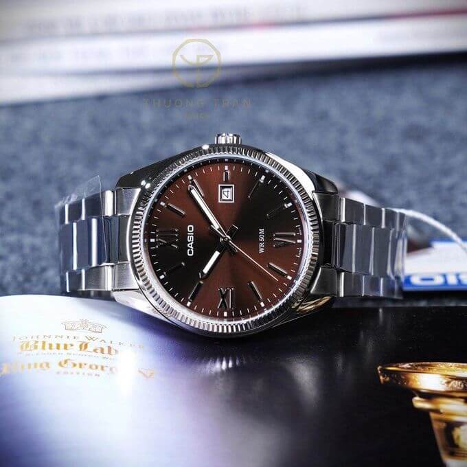 Casio – Montre classique pour hommes – Fond marron avec dateur – Étanche 50 m – MTP-1302DD-5AV