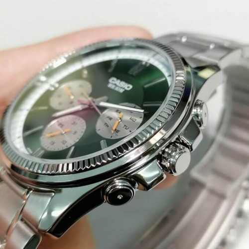 Casio – Fond vert et tout en acier inoxydable – Étanche 50 m – MTP-1375D-3AV Casio – Fond vert et tout en acier inoxydable – Étanche 50 m – MTP-1375D-3AV