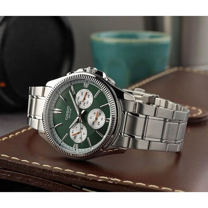 Casio – Fond vert et tout en acier inoxydable – Étanche 50 m – MTP-1375D-3AV