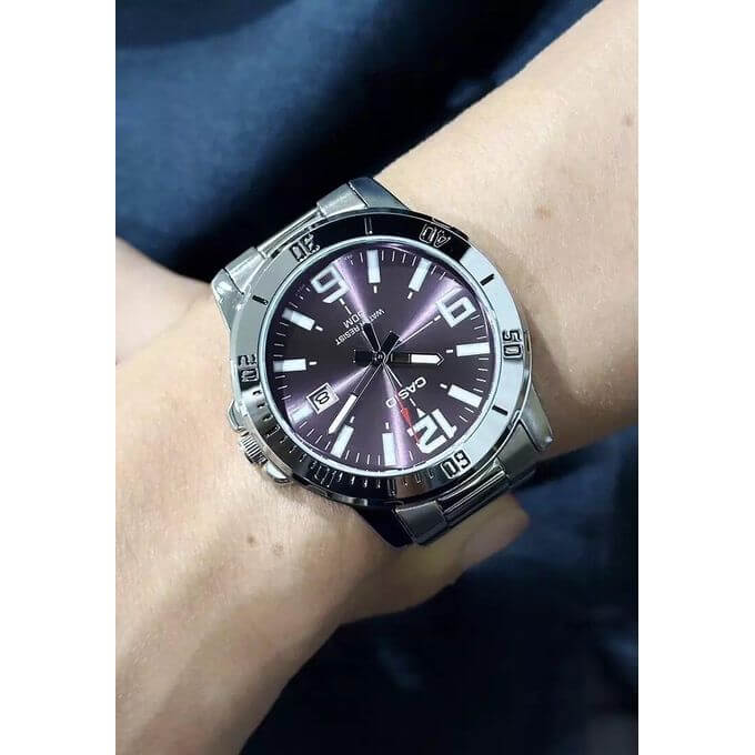 Casio – Argenté cadran mauve – Avec dateur & étanche 50 m – Tout en acier inoxydable – MTP-VD01D-6BVUDF