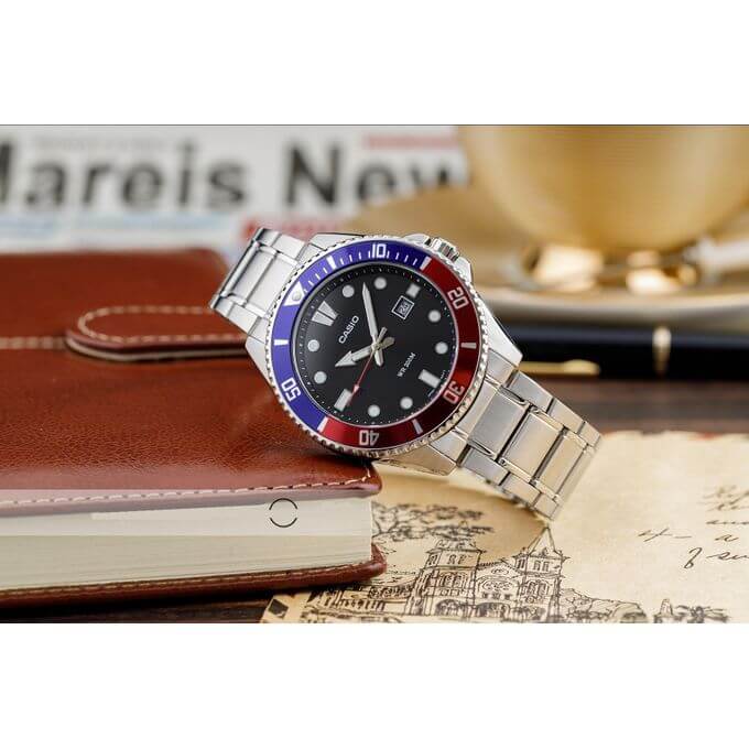 Casio – Étanche 200 m – Sous-marine cadran noir & lunette rotative bleu/grenat – Dateur & tout en acier inoxydable – MDV-107D-1A3V