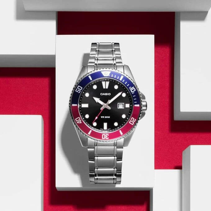 Casio – Étanche 200 m – Sous-marine cadran noir & lunette rotative bleu/grenat – Dateur & tout en acier inoxydable – MDV-107D-1A3V