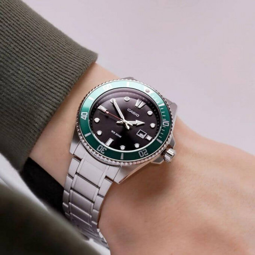 Casio – Montre pour hommes cadran noir & lunette rotative verte – Étanche 200 m – Dateur & tout en acier inoxydable – MDV-107D-3AV Casio – Montre pour hommes cadran noir & lunette rotative verte – Étanche 200 m – Dateur & tout en acier inoxydable – MDV-107D-3AV