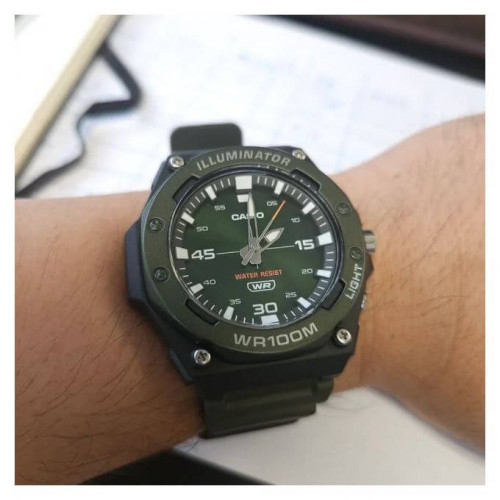Casio – Cadran vert, Montre étanche 10 BAR avec bouton LED Light, Bracelet résine vert – MW-620H-3AV Casio – Cadran vert, Montre étanche 10 BAR avec bouton LED Light, Bracelet résine vert – MW-620H-3AV