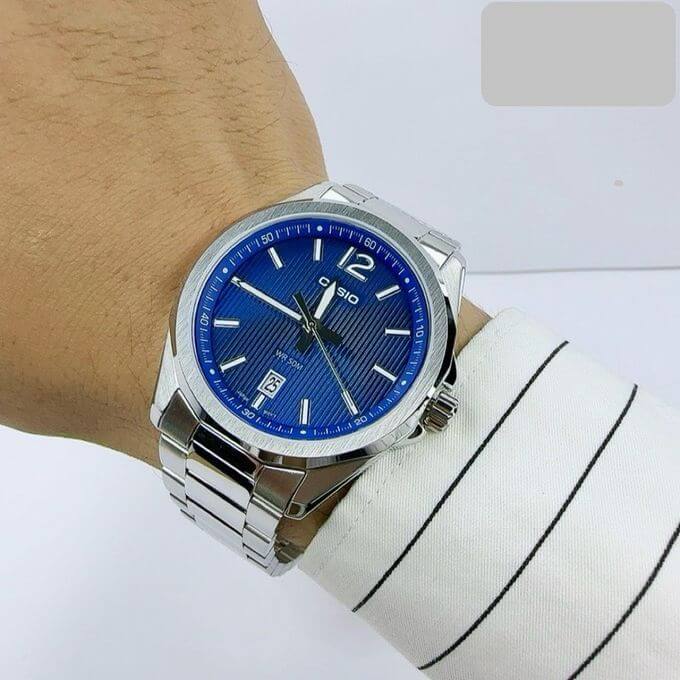 Casio – Cadran bleu & Dotée des motifs rayés & dateur sur 6h – Acier inoxydable – MTP-E725D-2AV