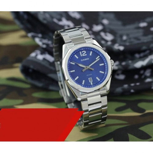 Casio – Cadran bleu & Dotée des motifs rayés & dateur sur 6h – Acier inoxydable – MTP-E725D-2AV Casio – Cadran bleu & Dotée des motifs rayés & dateur sur 6h – Acier inoxydable – MTP-E725D-2AV