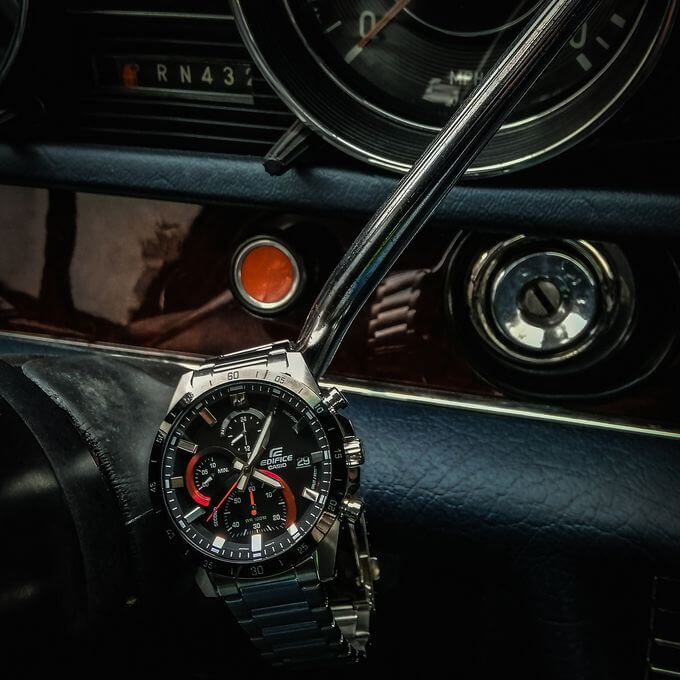 Casio – Conception dynamique et puissante, Chronographe et dateur, Étanche 10 BAR – EFR-544BK-1A9V