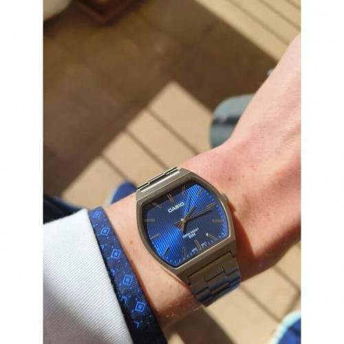 Casio – Blue dial in bold square version – Fully stainless steel – MTP-B140D-2AV Casio – Blue dial in bold square version – Fully stainless steel – MTP-B140D-2AV