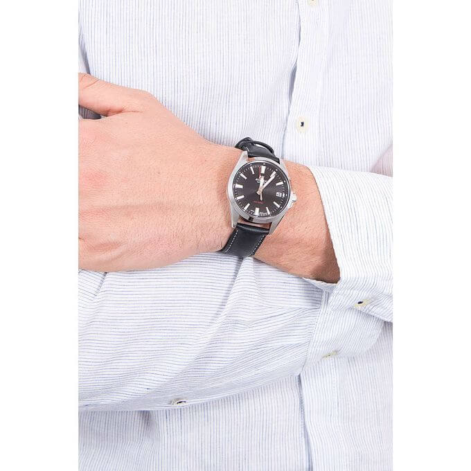 Casio – Edifice classique pour hommes – Étanche 100 m avec dateur sur 3h – Bracelet cuir noir – EFV-100L-1AV
