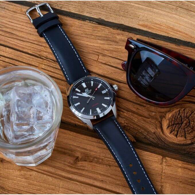 Casio – Edifice classique pour hommes – Étanche 100 m avec dateur sur 3h – Bracelet cuir noir – EFV-100L-1AV