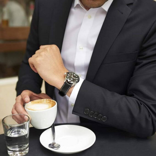 Casio – Edifice classique pour hommes – Étanche 100 m avec dateur sur 3h – Bracelet cuir noir – EFV-100L-1AV Casio – Edifice classique pour hommes – Étanche 100 m avec dateur sur 3h – Bracelet cuir noir – EFV-100L-1AV