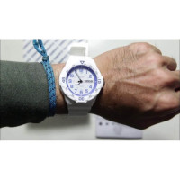 Casio – Montre en résine blanc, cadran blanc, chiffres bleus – Étanche 100 m – MRW-200HC-7B2VDF