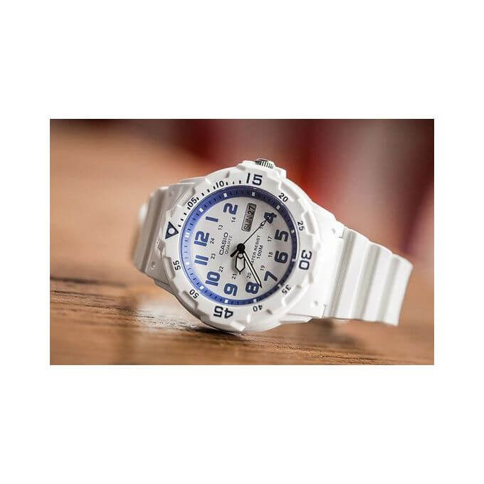 Casio – Montre en résine blanc, cadran blanc, chiffres bleus – Étanche 100 m – MRW-200HC-7B2VDF