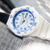 Casio – Montre en résine blanc, cadran blanc, chiffres bleus – Étanche 100 m – MRW-200HC-7B2VDF