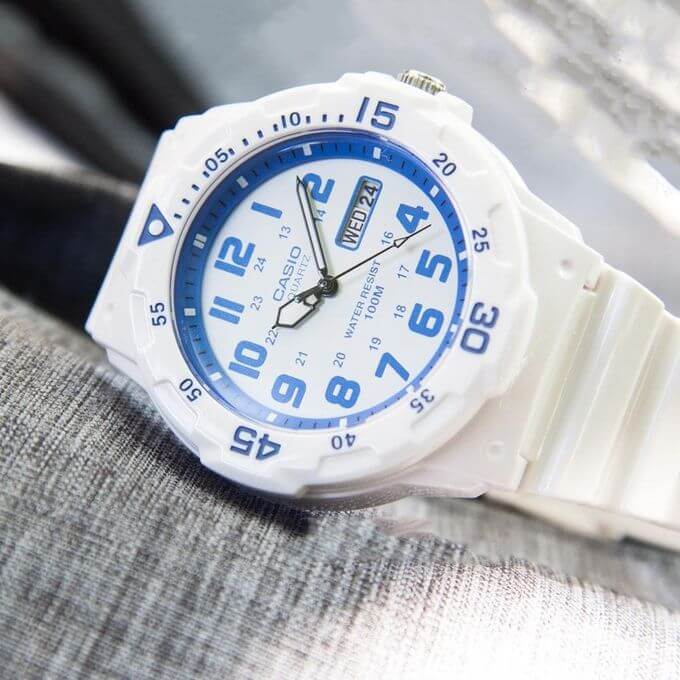 Casio – Montre en résine blanc, cadran blanc, chiffres bleus – Étanche 100 m – MRW-200HC-7B2VDF