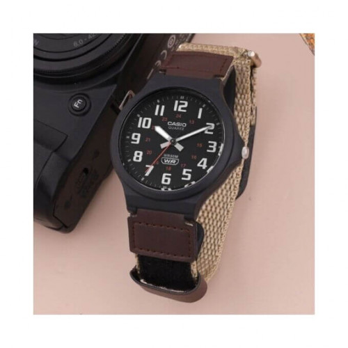 Casio – Montre cadran noir et bracelet nylon beige – Étanche 50 m – MW-240B5BVDF Casio – Montre cadran noir et bracelet nylon beige – Étanche 50 m – MW-240B5BVDF