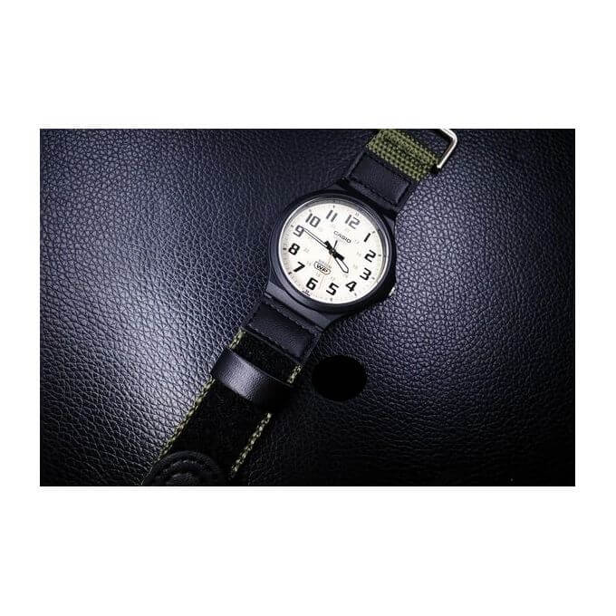 Casio – Montre pour homme en bracelet nylon vert – Étanche 50 m – Index chiffres – MW-240B-3BVDF