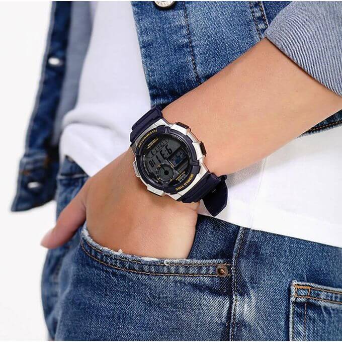 Casio – Digitale bleue – Étanchéité 100 mètres – Carte du monde pour l’heure mondiale – AE-1000W-2AV