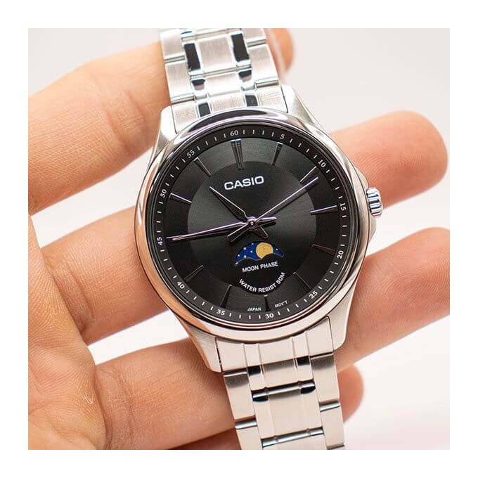 Casio – Montre cadran noir avec indicateur de phase de lune – Bracelet inoxydable – MTP-M100D-1AVDF