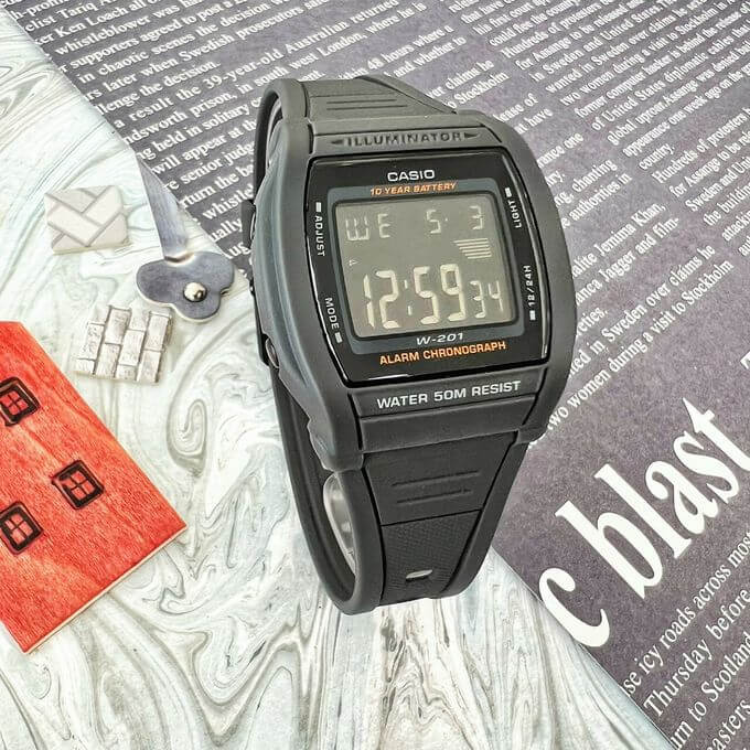 Casio – Design numérique sportif – Batterie de 10 ans – Cadran noir – W-201-1BVDF