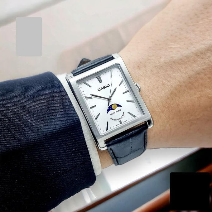 Casio – Montre pour homme – Indicateur de phase de lune – Cadran blanc – Bracelet cuir noir – MTP-M105L-7AVDF