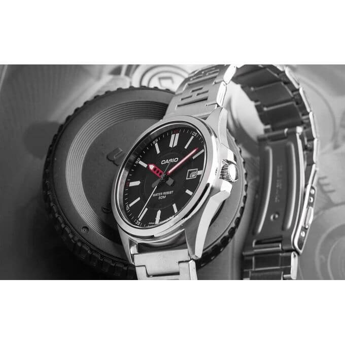 Casio – Argenté cadran noir avec dateur – Bracelet en métal inoxydable – MTP-E700D-1EVDF