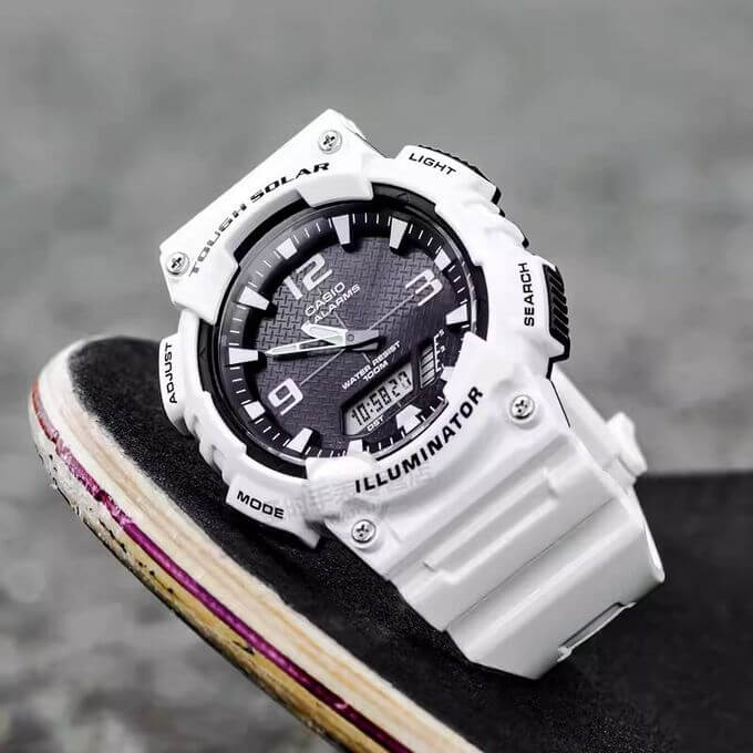 Casio – Alimentation Solaire – Conception sportive – Étanche 100 mètres – Blanche – AQ-S810WC-7AV