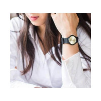 Casio – Simple au fond jaune – Bracelet en résine noir – Étanche – MQ-24-9ELDF