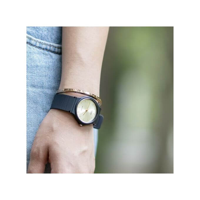 Casio – Simple au fond jaune – Bracelet en résine noir – Étanche – MQ-24-9ELDF