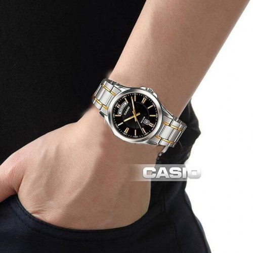 Casio – Affichage de la journée et de la date – Bicolore – Bracelet métallique – MTP-1381G-1AV Casio – Affichage de la journée et de la date – Bicolore – Bracelet métallique – MTP-1381G-1AV