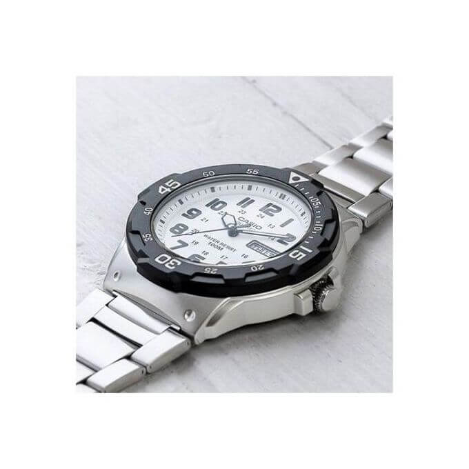 Casio – Cadran blanc – Bracelet métallique – Étanches 100 m – Stainless steel band – MRW-200HD-7BVDF