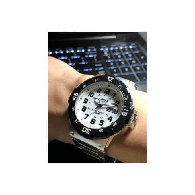 Casio – Cadran blanc – Bracelet métallique – Étanches 100 m – Stainless steel band – MRW-200HD-7BVDF