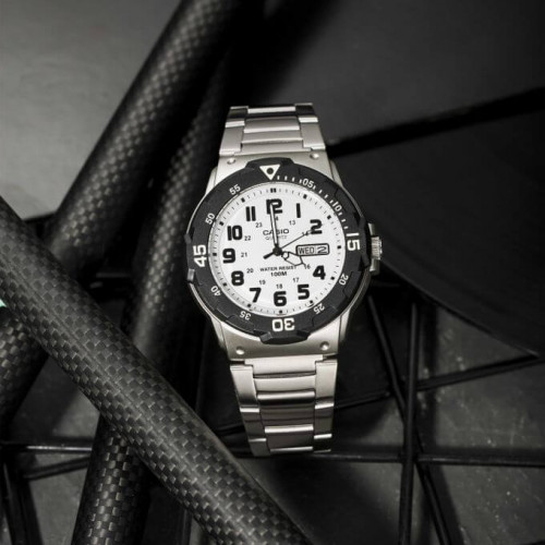 Casio – Cadran blanc – Bracelet métallique – Étanches 100 m – Stainless steel band – MRW-200HD-7BVDF Casio – Cadran blanc – Bracelet métallique – Étanches 100 m – Stainless steel band – MRW-200HD-7BVDF