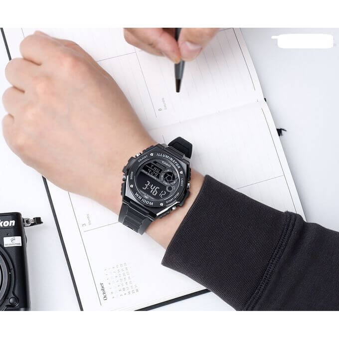 Casio – Boîtier en résine et lunette en métal – Cadran noir, chiffres blancs – MWD-100HB-1BV