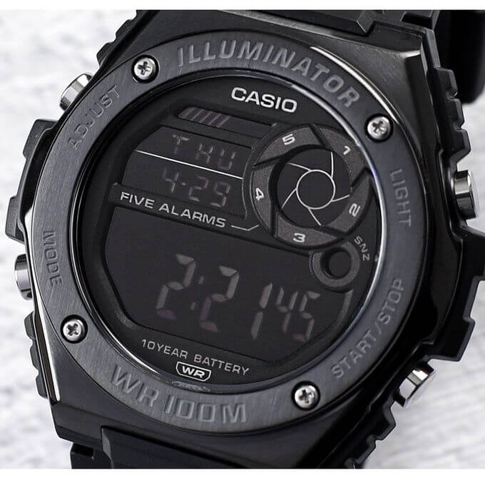 Casio – Boîtier en résine et lunette en métal – Cadran noir, chiffres blancs – MWD-100HB-1BV