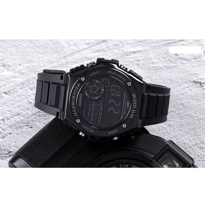 Casio – Boîtier en résine et lunette en métal – Cadran noir, chiffres blancs – MWD-100HB-1BV