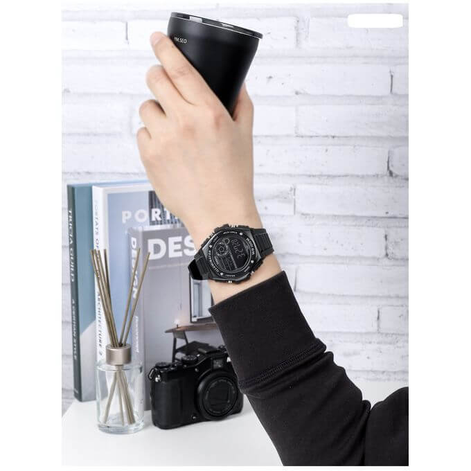 Casio – Boîtier en résine et lunette en métal – Cadran noir, chiffres blancs – MWD-100HB-1BV